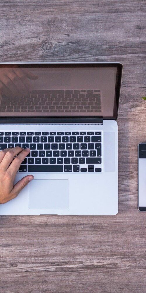 männliche Hände bedienen Laptop