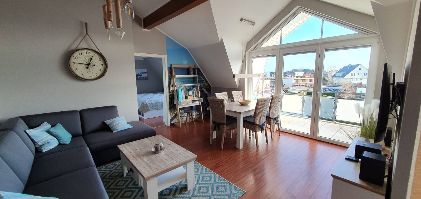 wohnzimmer_wide_hero_sonnig-1 Wohnzimmer mit Sicht zum Balkon